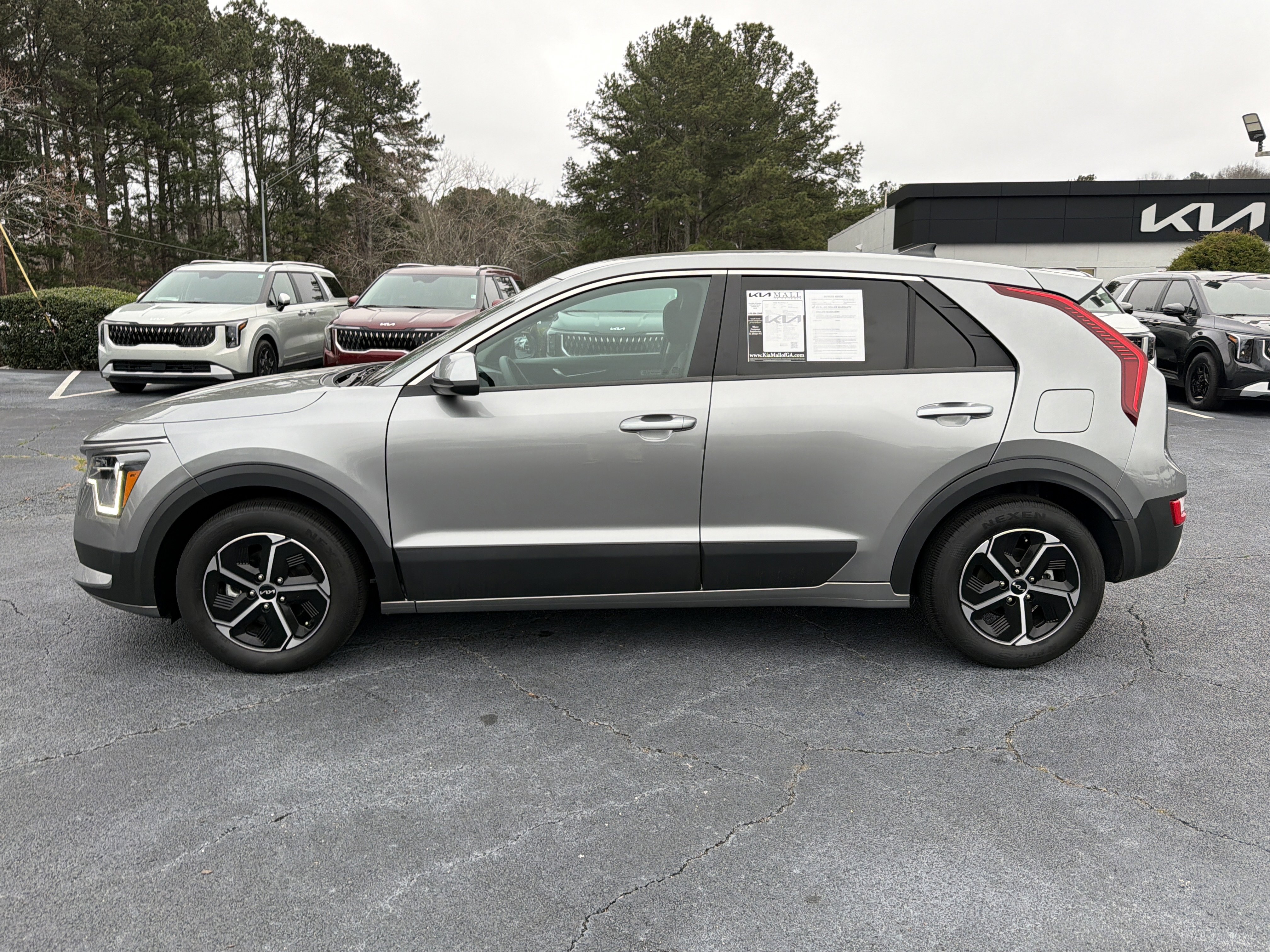 Used 2023 Kia Niro LX image 4