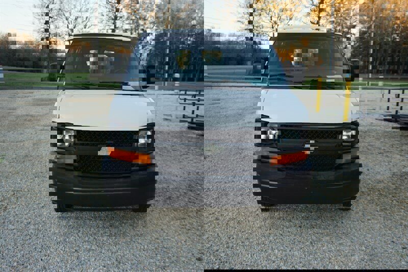 Used 2010 Chevrolet Express 1500 image 4