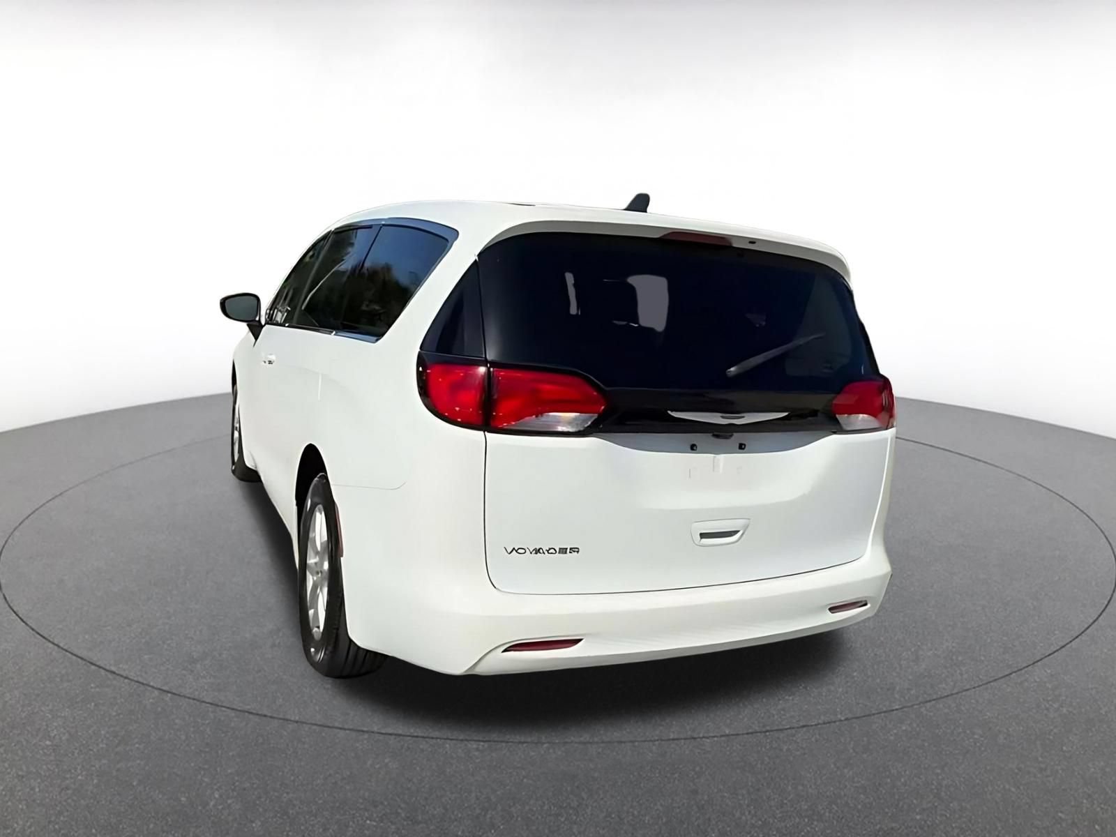 Used 2024 Chrysler Voyager LX FWD image 10