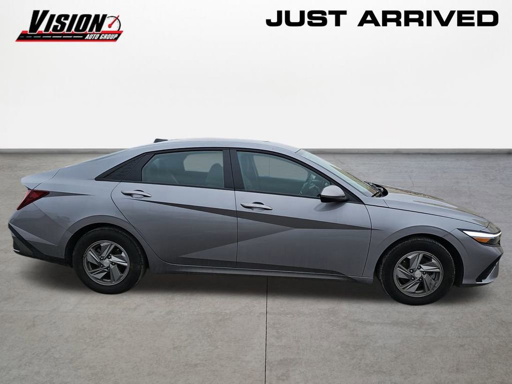 Used 2025 Hyundai Elantra SE image 4