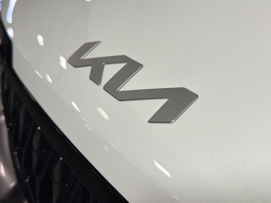 Used 2025 Kia Carnival EX FWD image 41