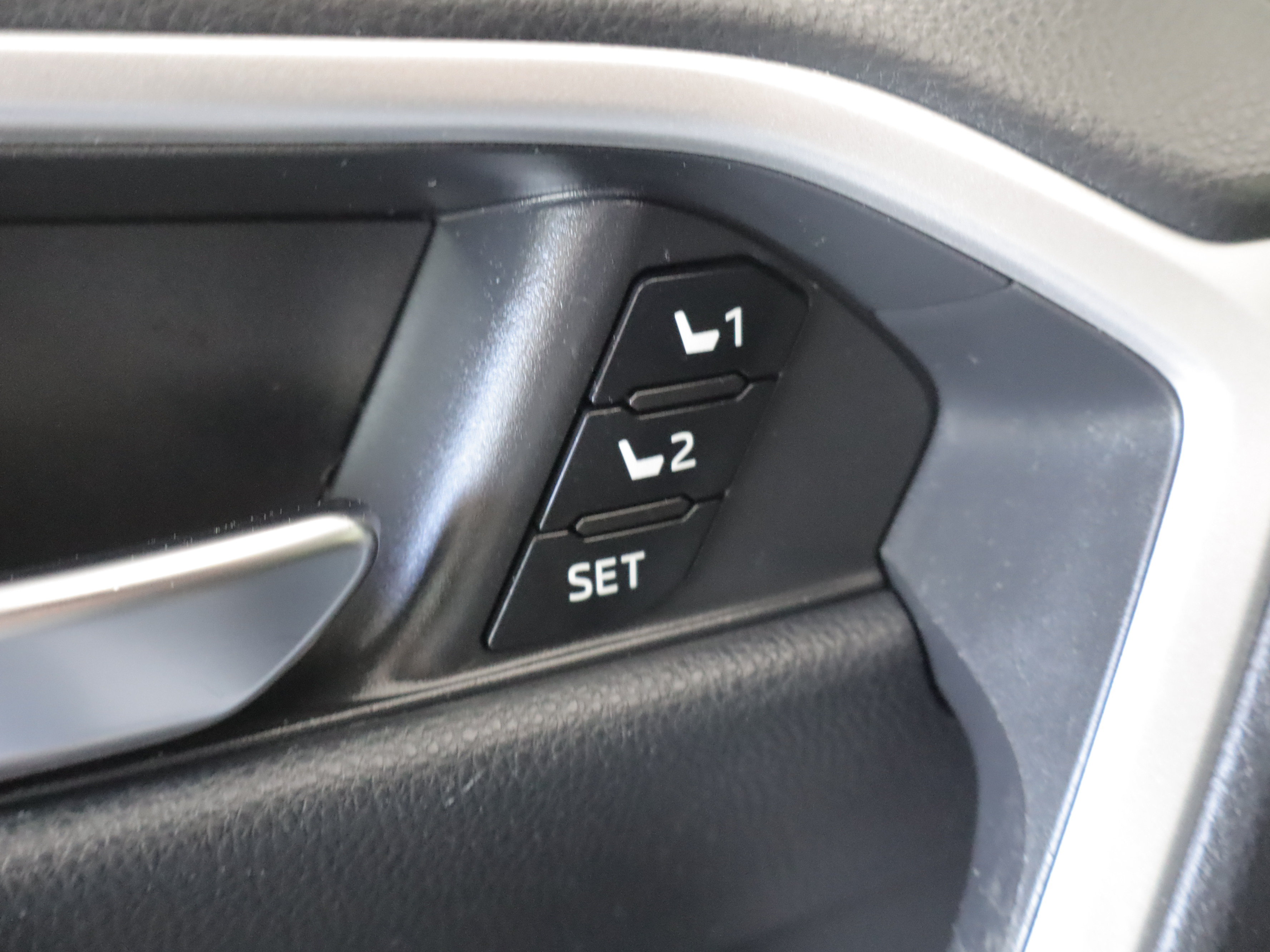 Used 2019 Toyota RAV4 XLE Premium w/ Cold Weather Package AWD/4WD image 13