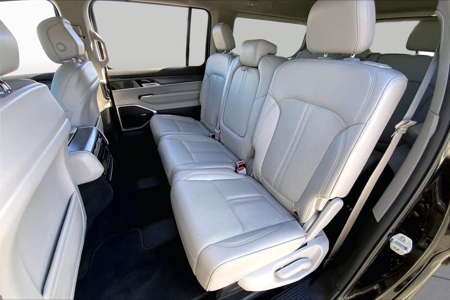 Used 2024 Jeep Wagoneer Series II w/ Flexible Seating Group RWD image 20