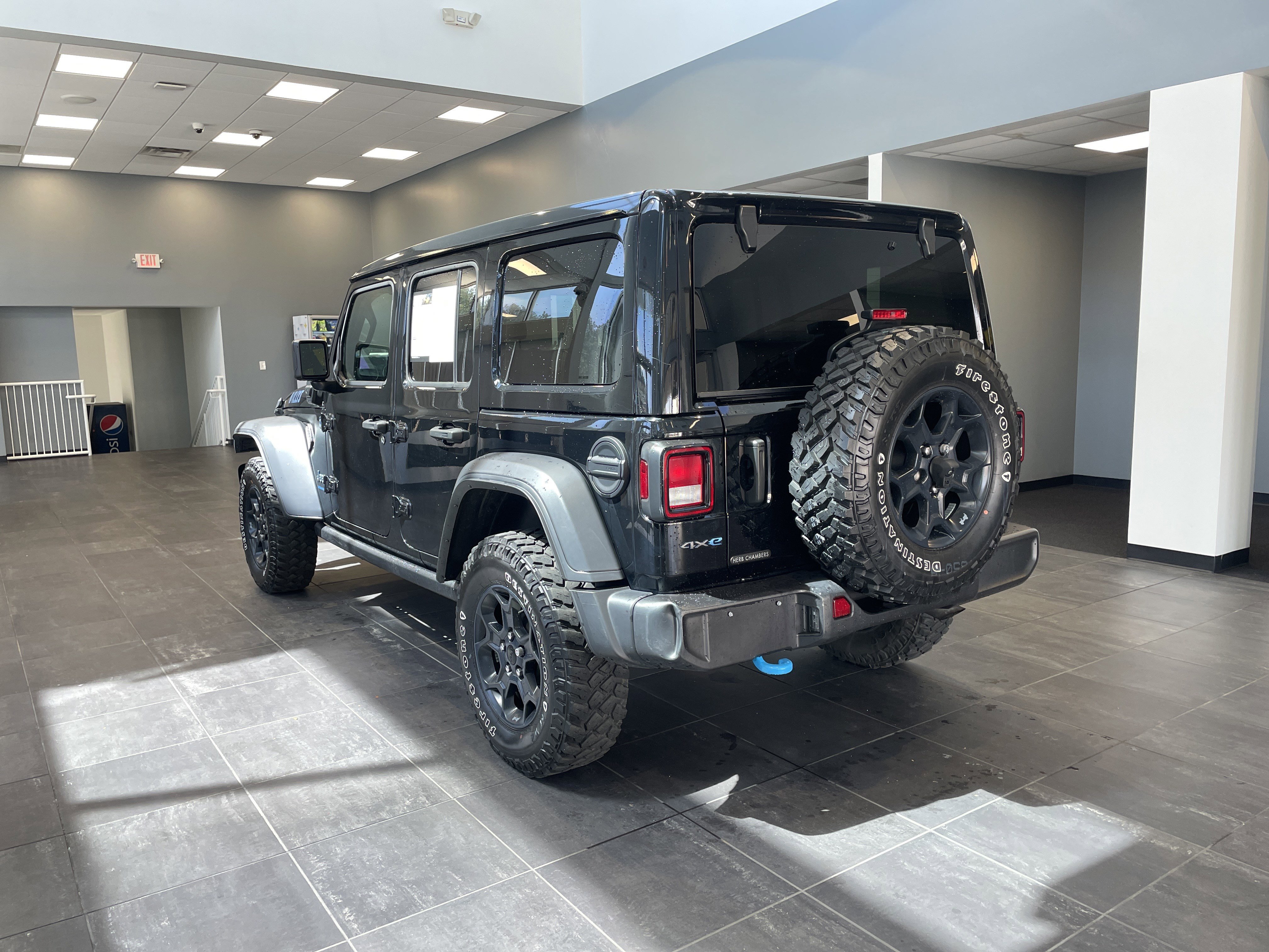 Used 2023 Jeep Wrangler Unlimited w/ Sun & Screen Package image 15