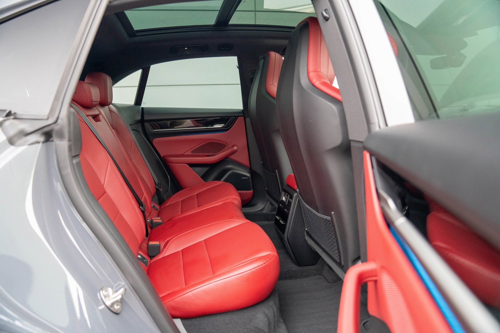 Certified 2025 Porsche Macan Electric image 25