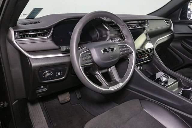 Used 2023 Jeep Grand Cherokee L Laredo AWD/4WD image 21