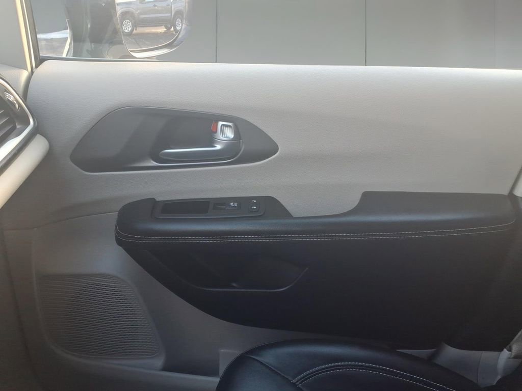 Used 2024 Chrysler Pacifica Touring-L image 24