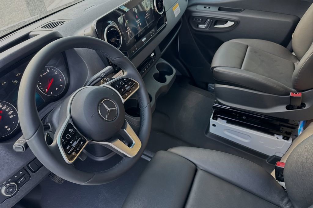 Used 2024 Mercedes-Benz Sprinter 4500 image 15