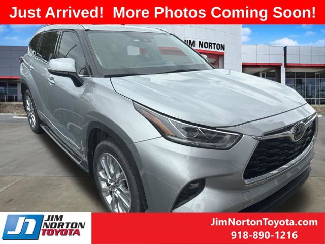 Used 2021 Toyota Highlander Limited FWD image 4