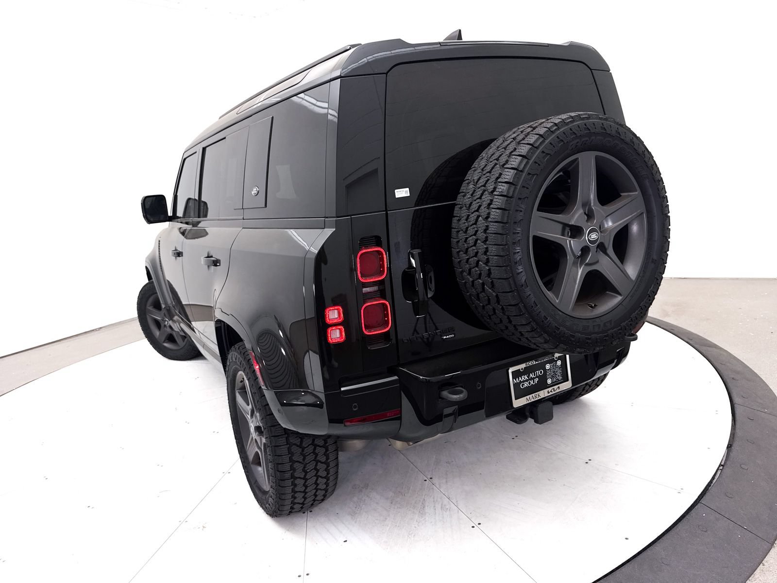 Used 2023 Land Rover Defender 110 X-Dynamic SE AWD/4WD image 9
