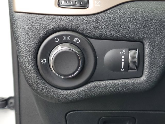 Used 2017 Jeep Cherokee Sport w/ Cold Weather Group AWD/4WD image 7