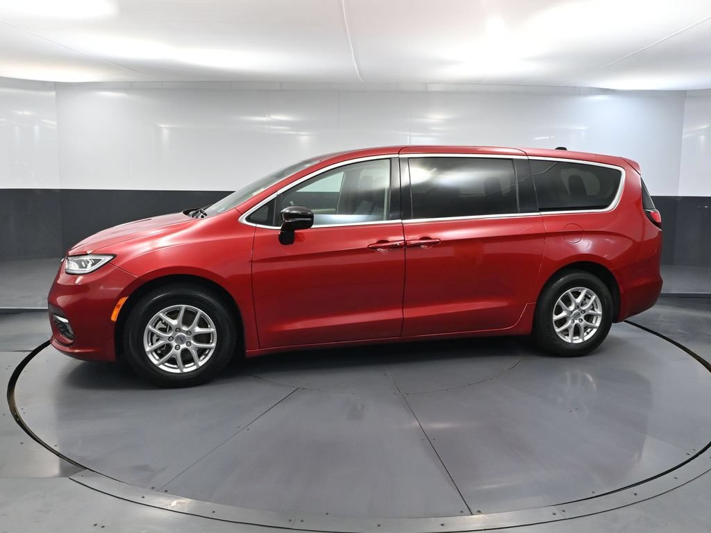 Used 2024 Chrysler Pacifica Touring-L FWD image 10