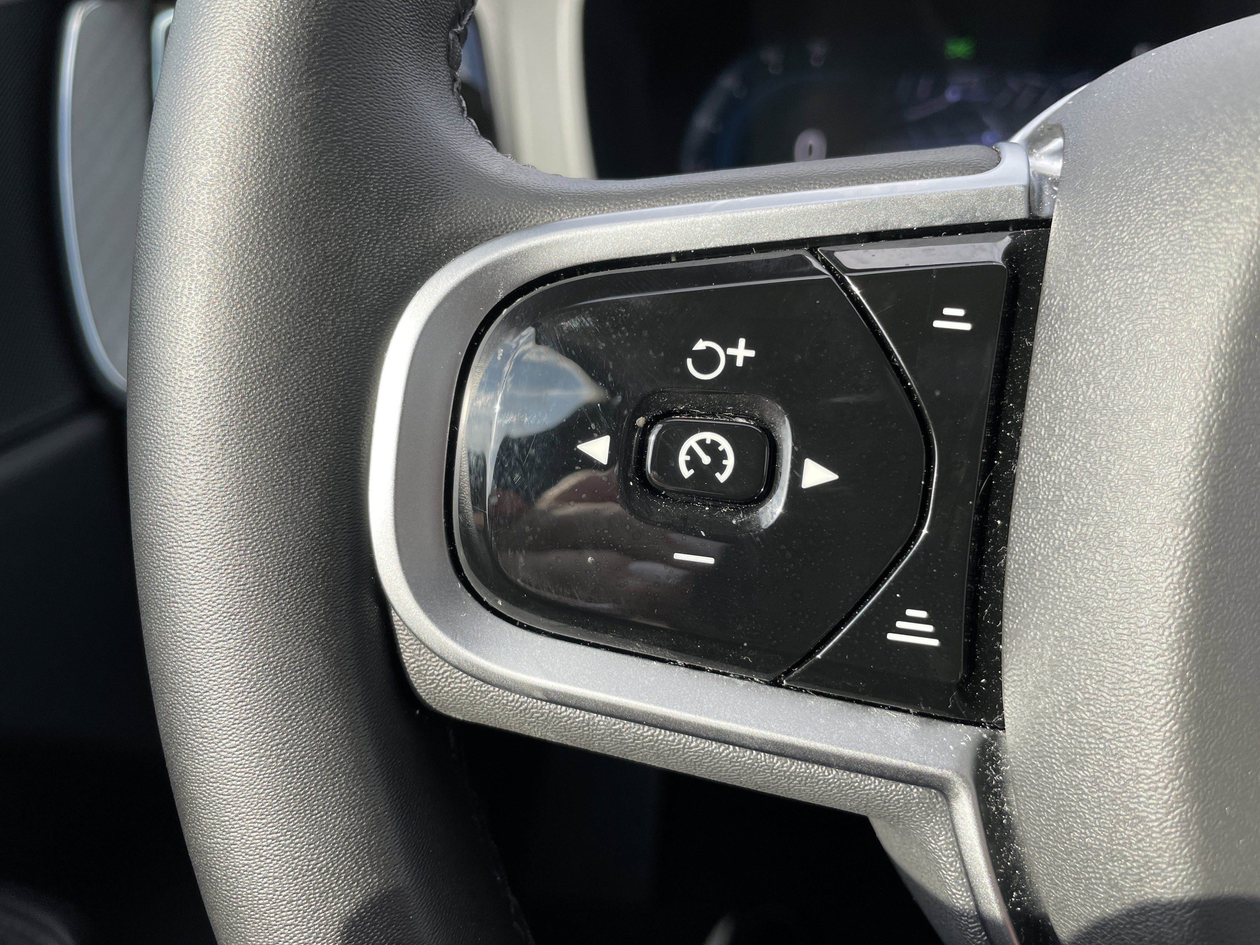 Used 2025 Volvo XC60 B5 Plus image 39