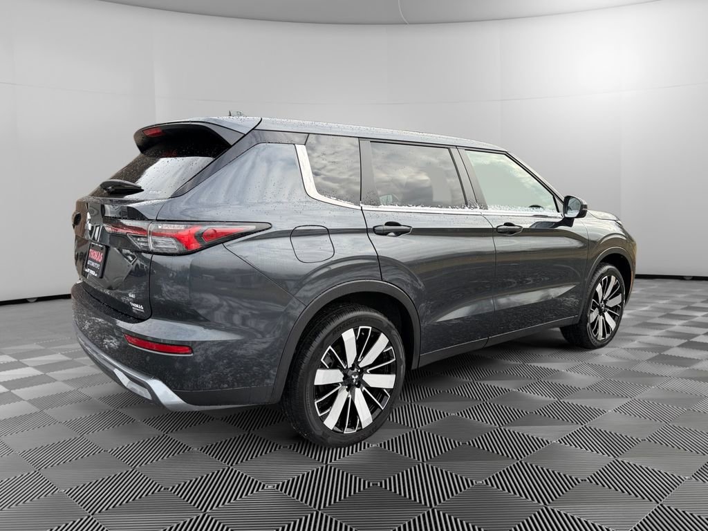 Used 2025 Mitsubishi Outlander SE image 7
