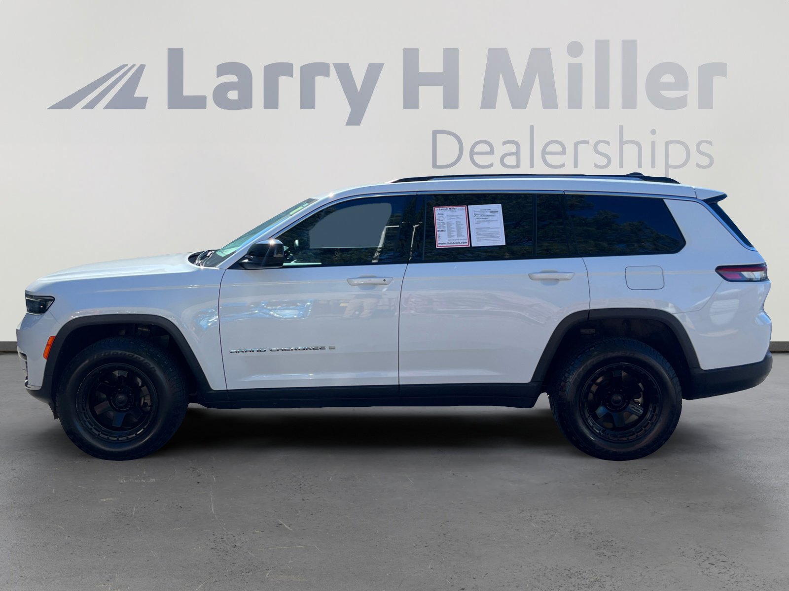 Used 2021 Jeep Grand Cherokee L Laredo w/ Luxury Tech Group I AWD/4WD image 2