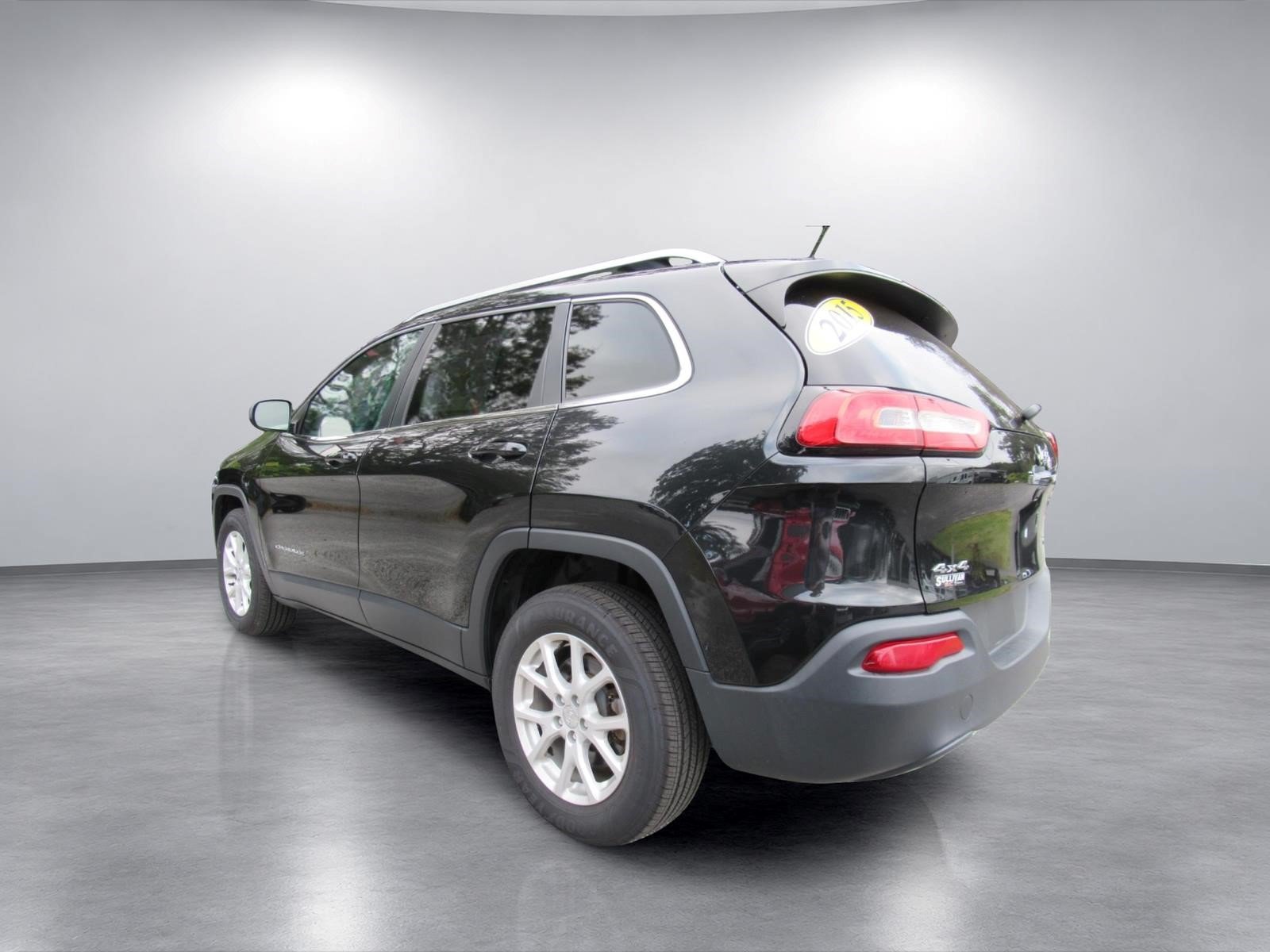 Used 2015 Jeep Cherokee Latitude w/ Cold Weather Group AWD/4WD image 5