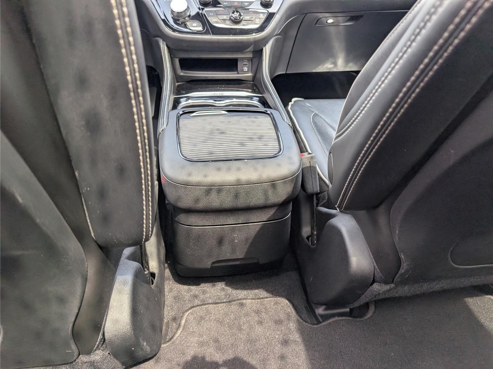 Used 2023 Chrysler Pacifica Limited w/ Uconnect Theater Family Group FWD image 24