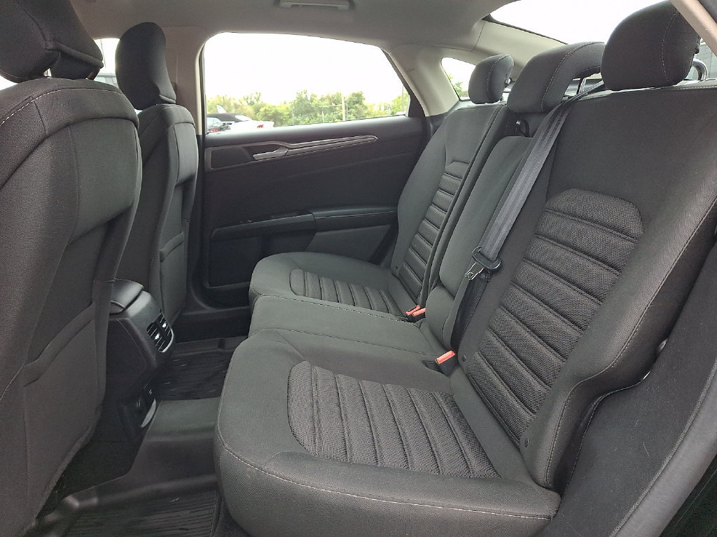 Used 2017 Ford Fusion SE FWD image 10