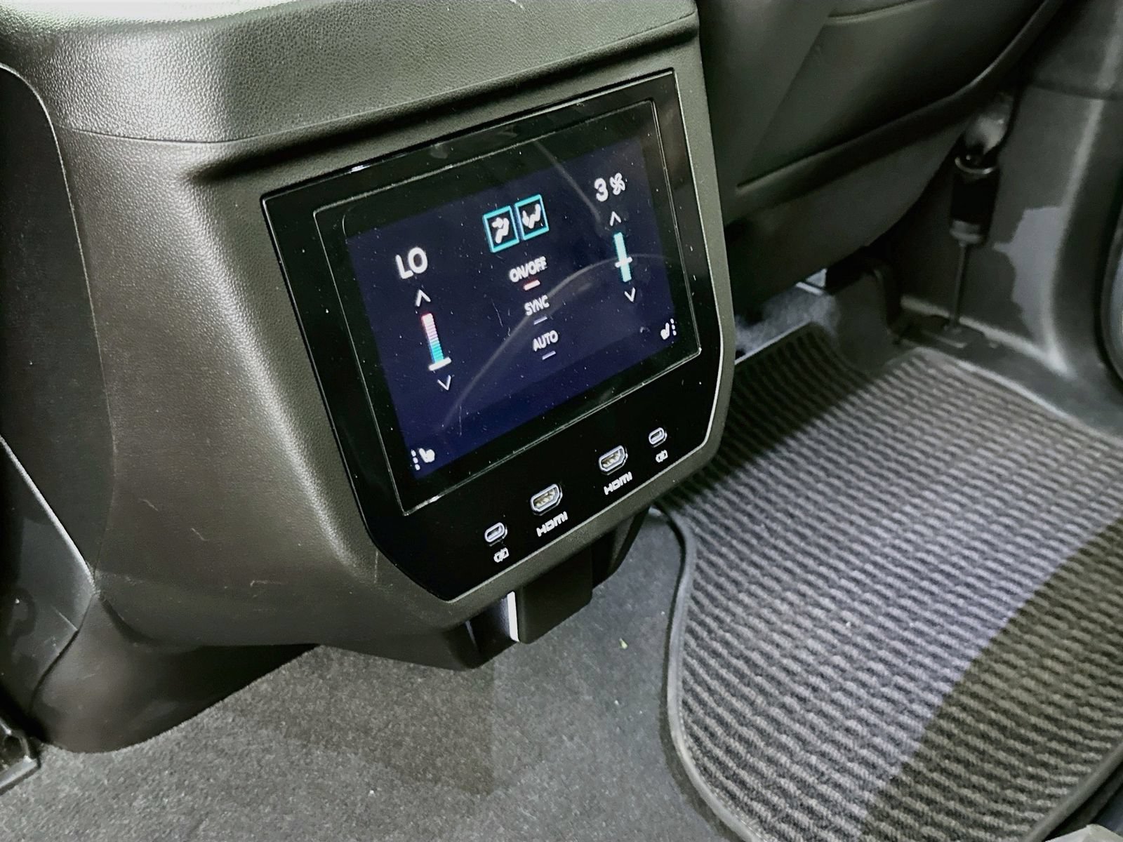 Used 2025 GMC Yukon Denali Ultimate w/ LPO, Floor Liner Package AWD/4WD image 29