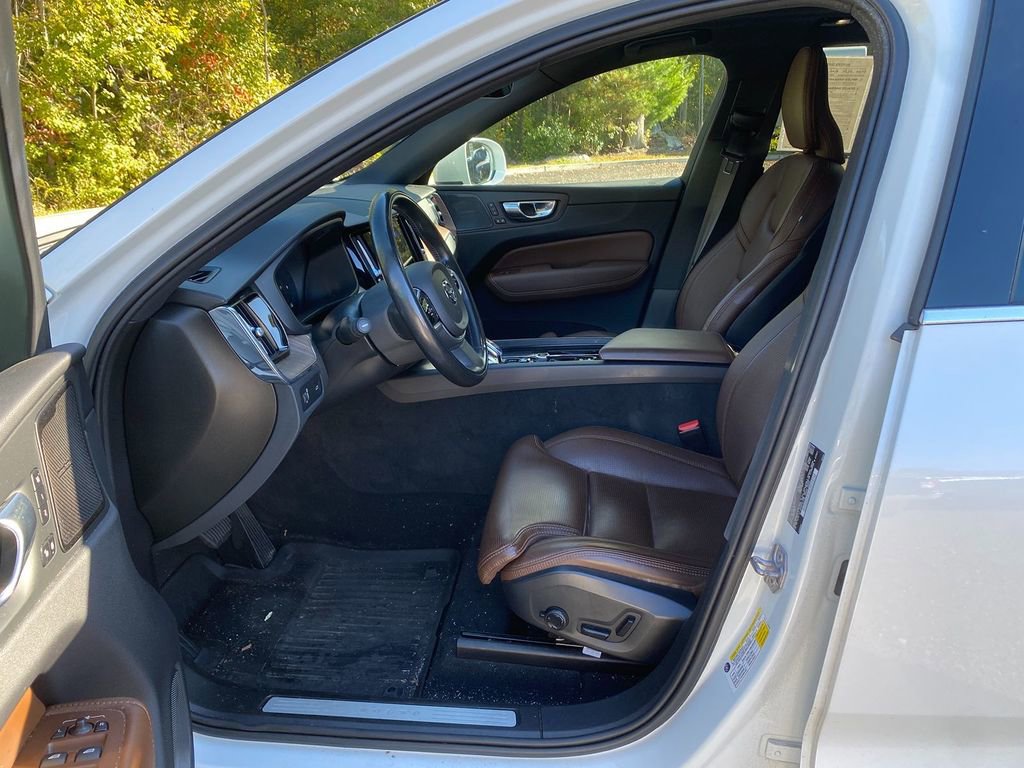 Used 2022 Volvo XC60 B5 Inscription w/ Climate Package image 12