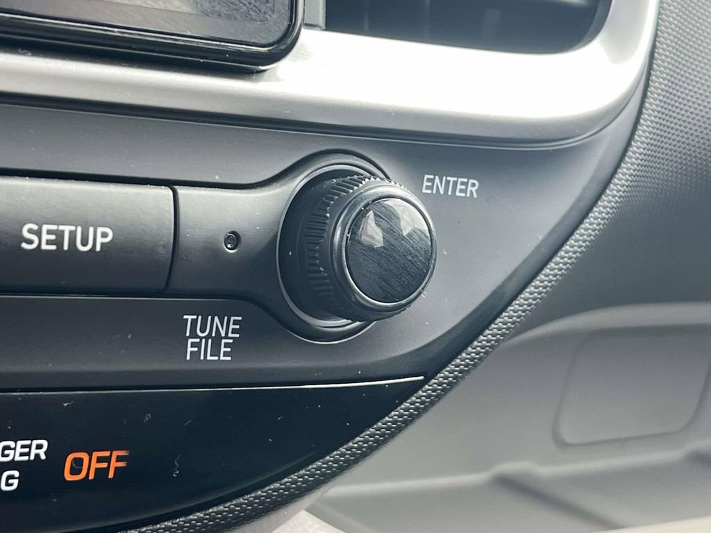 Certified 2025 Hyundai Venue SEL image 32