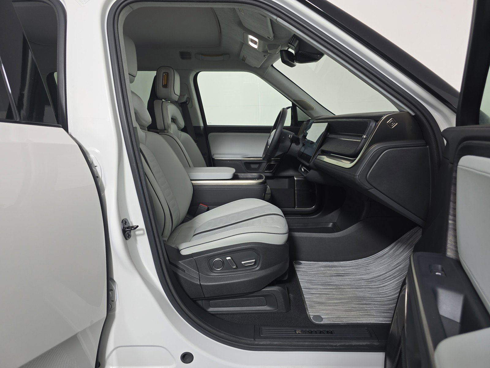 Used 2024 Rivian R1S Adventure AWD/4WD image 24