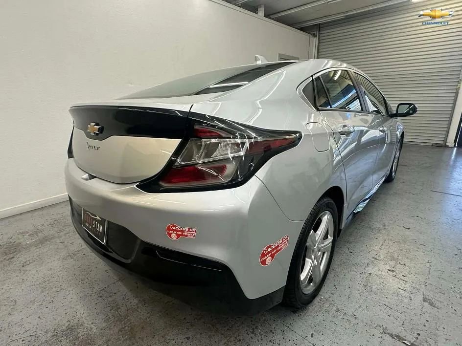Used 2017 Chevrolet Volt LT w/ Comfort Package image 4