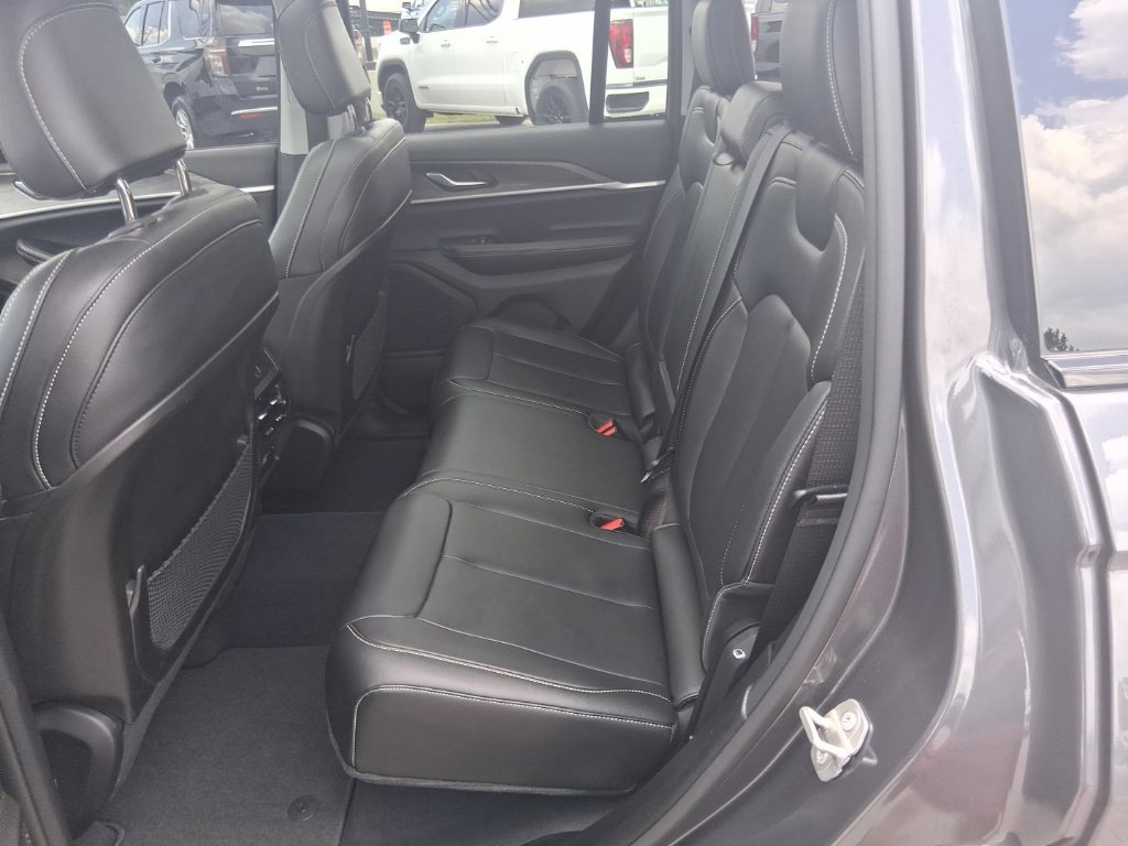 Used 2023 Jeep Grand Cherokee Limited AWD/4WD image 24
