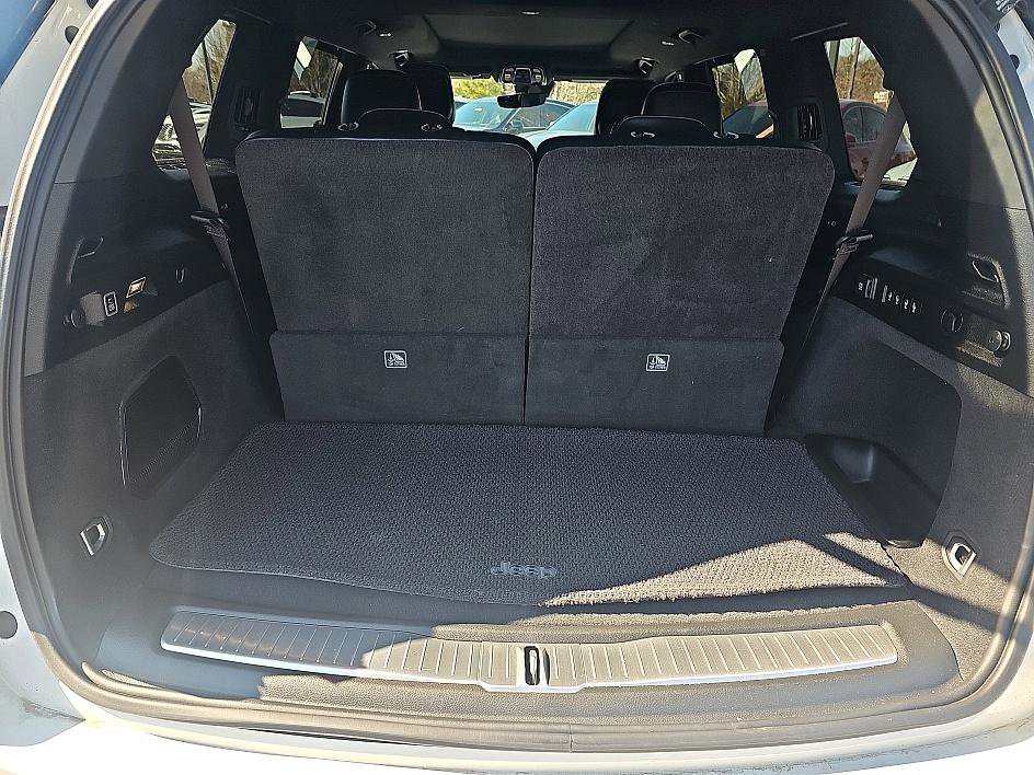 Used 2023 Jeep Grand Cherokee L Summit w/ Luxury Tech Group V image 32