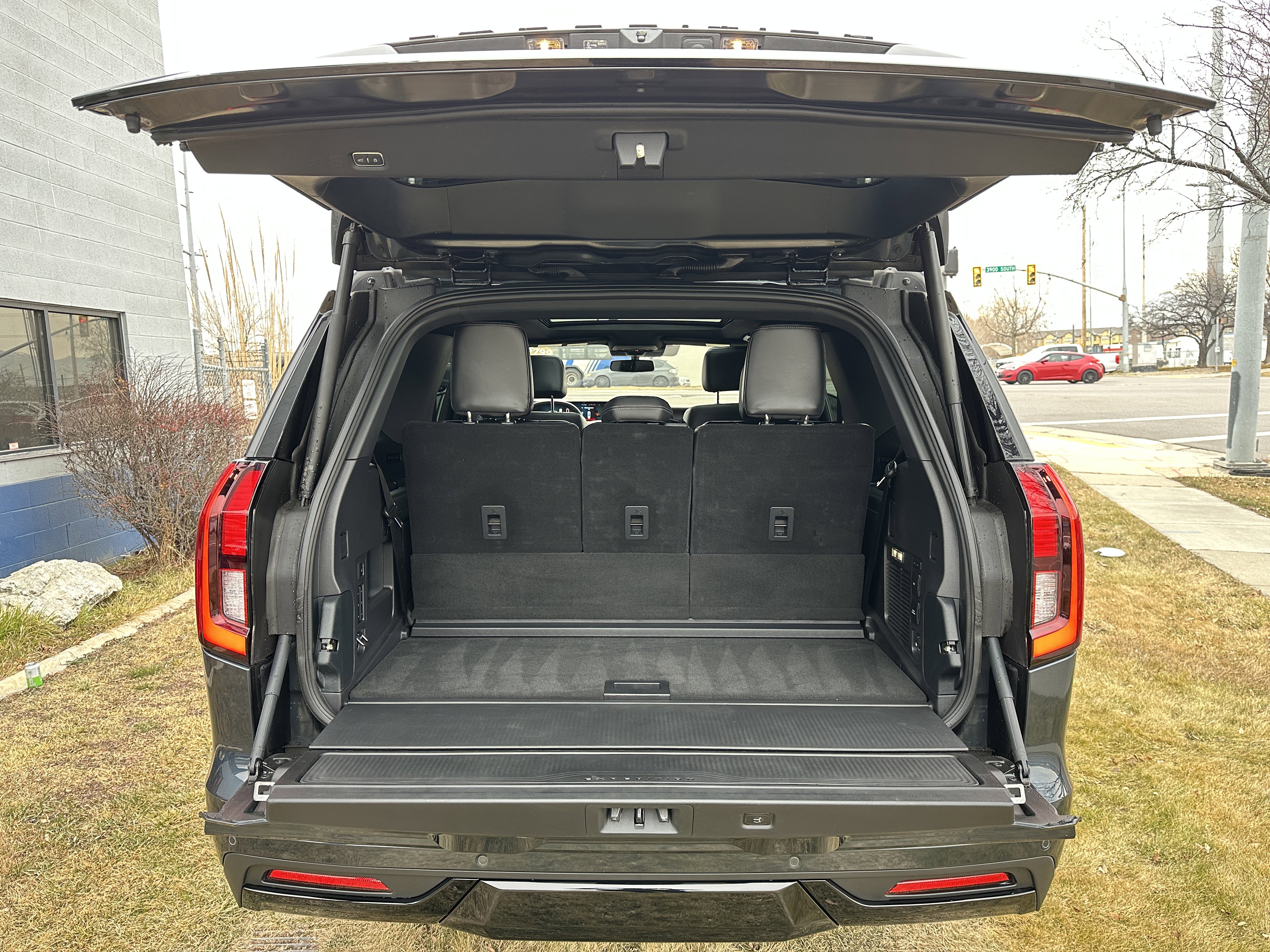 Used 2025 Ford Expedition Platinum w/ Stealth Appearance Package AWD/4WD image 32