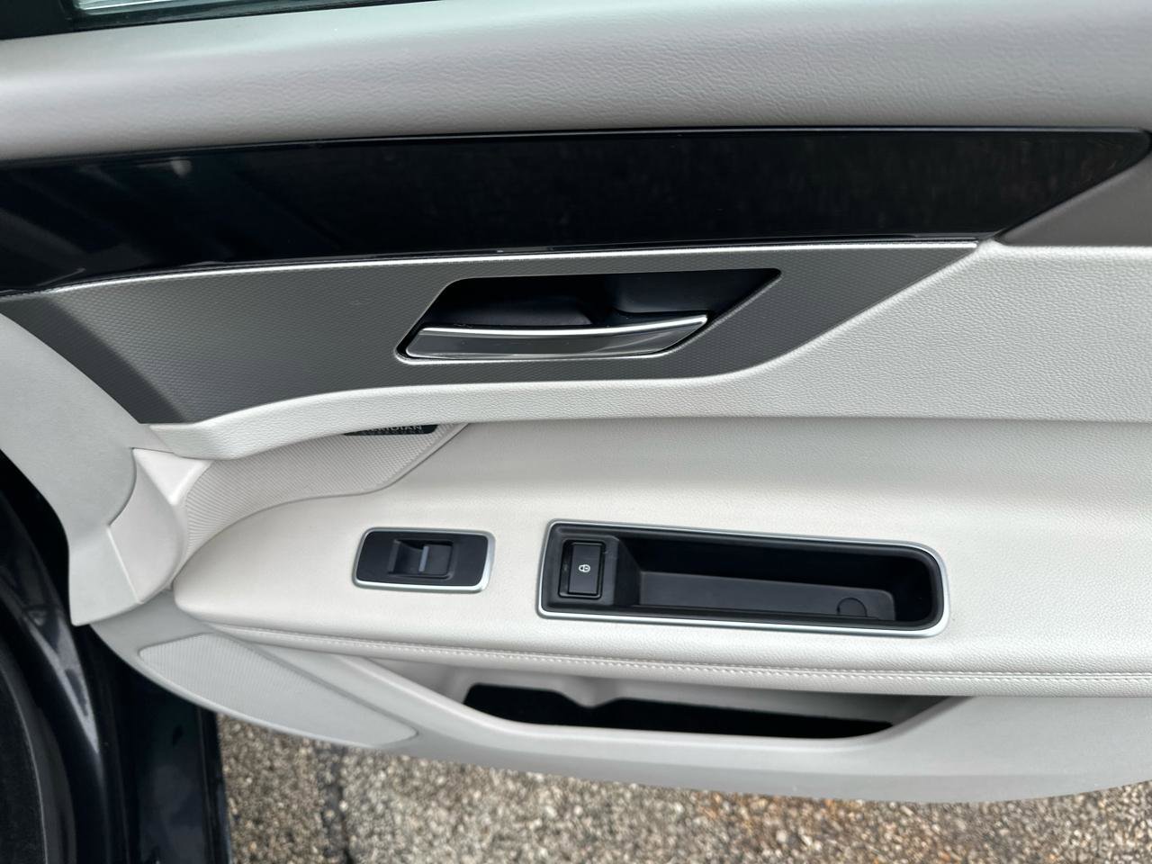 Used 2017 Jaguar XF Prestige image 20