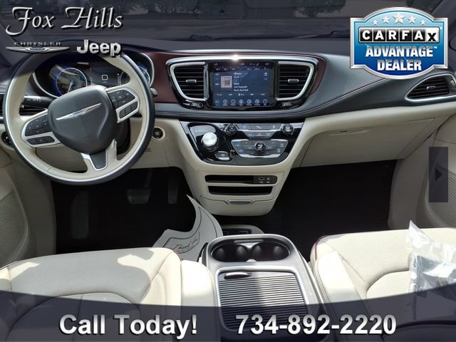 Used 2019 Chrysler Pacifica Limited w/ Tire & Wheel Group FWD image 13