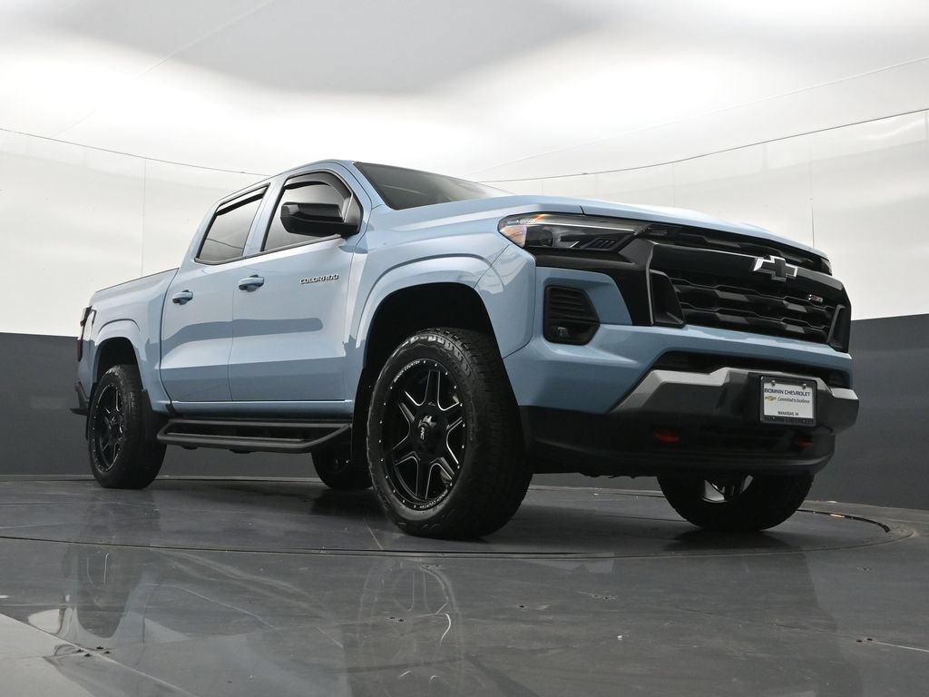 Used 2025 Chevrolet Colorado Z71 w/ Technology Package AWD/4WD image 38