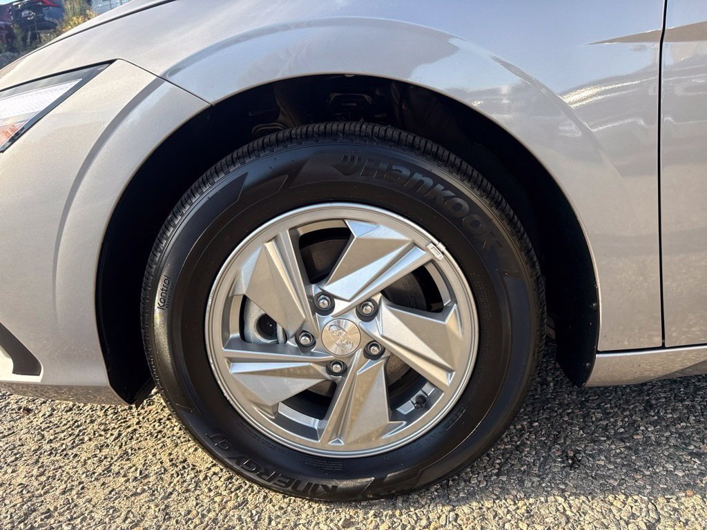 Certified 2025 Hyundai Elantra SE FWD image 11