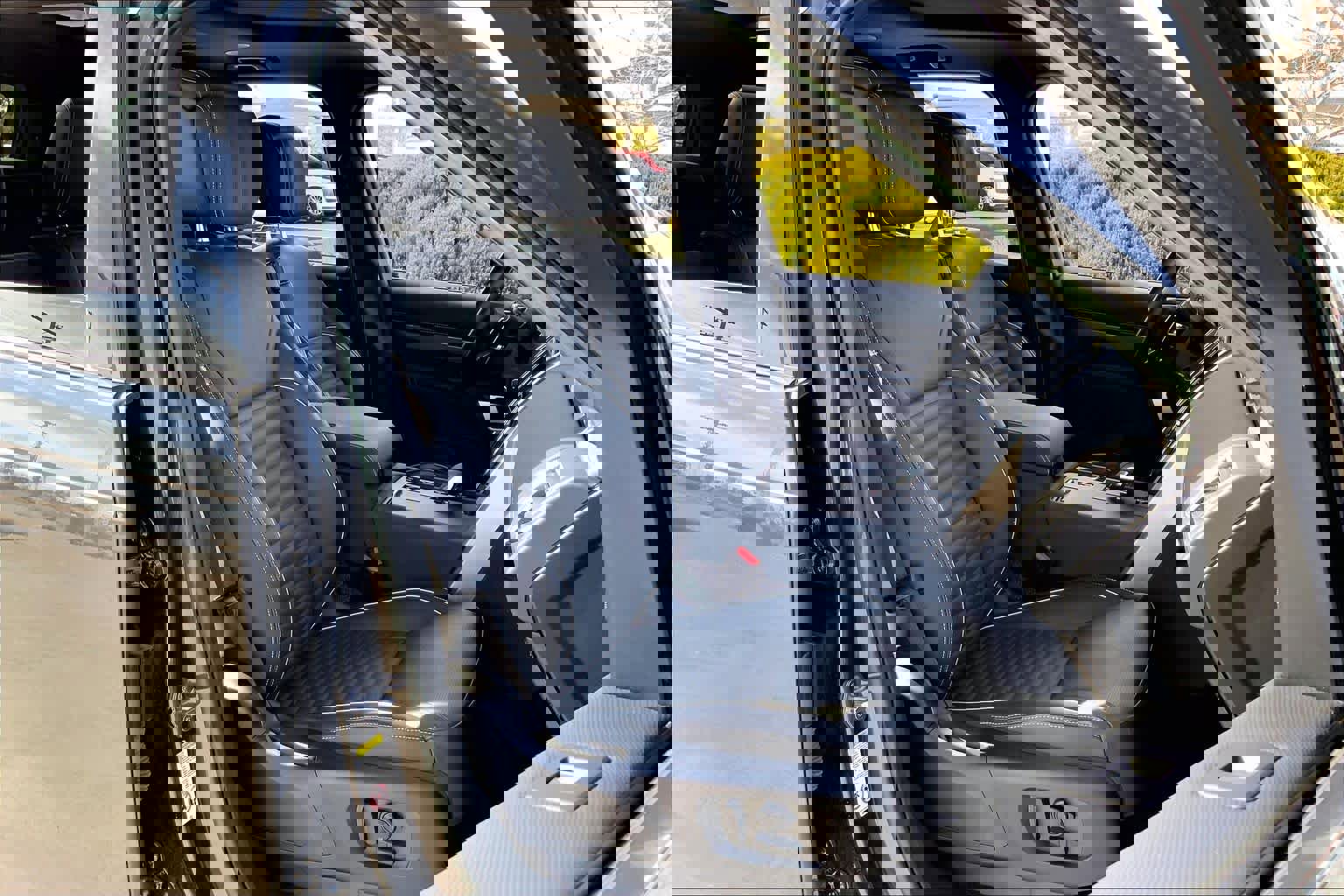 Used 2023 Land Rover Discovery Metropolitan Edition image 10