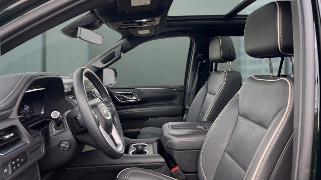 Used 2023 GMC Yukon XL SLT w/ SLT Luxury Package image 6