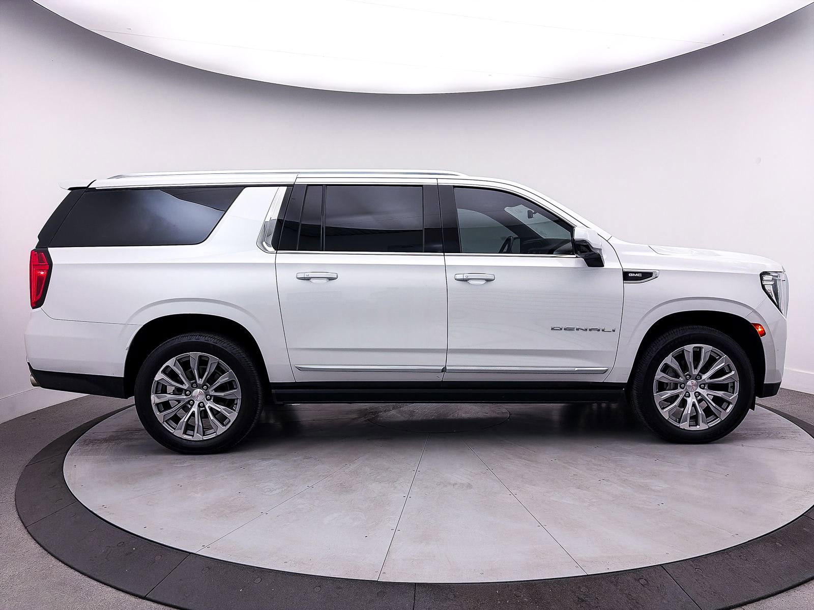 Used 2021 GMC Yukon XL Denali w/ Denali Premium Package image 39