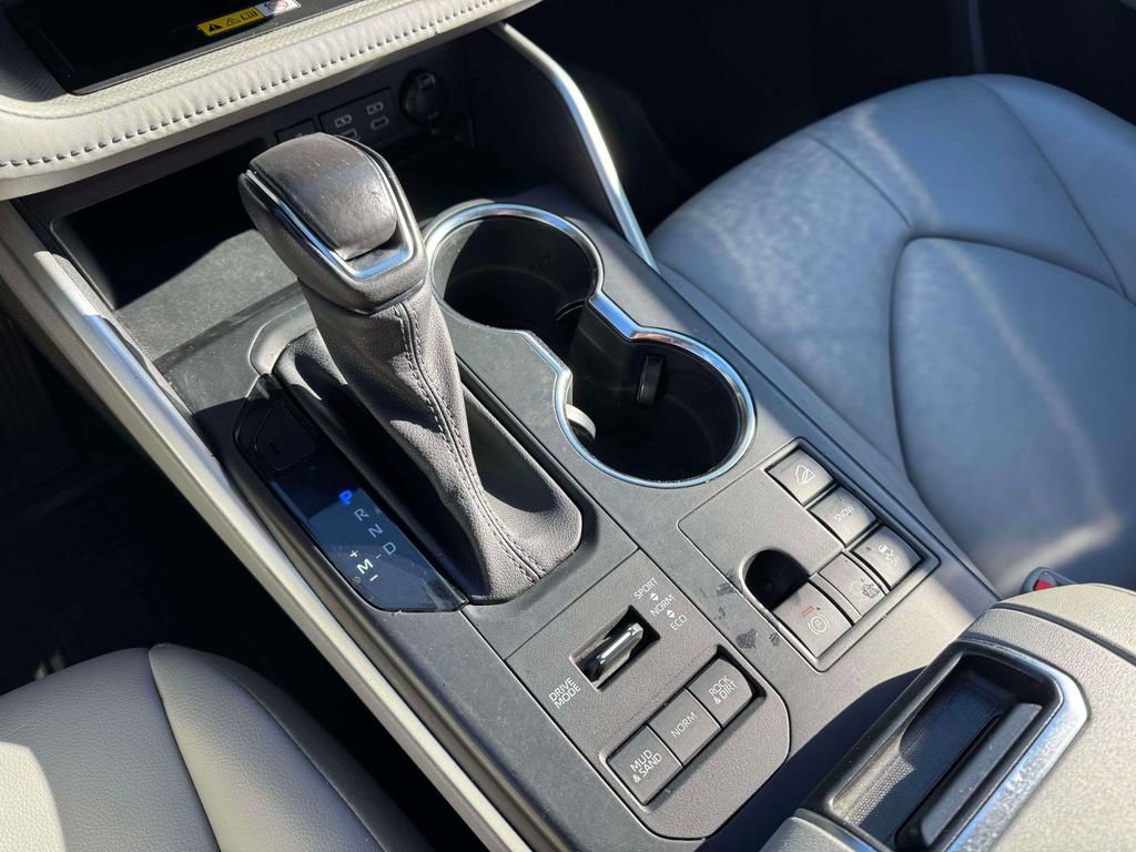 Used 2023 Toyota Highlander XLE image 31