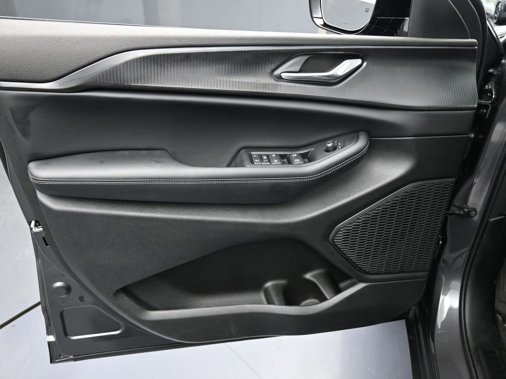 New 2025 Jeep Grand Cherokee Altitude image 13