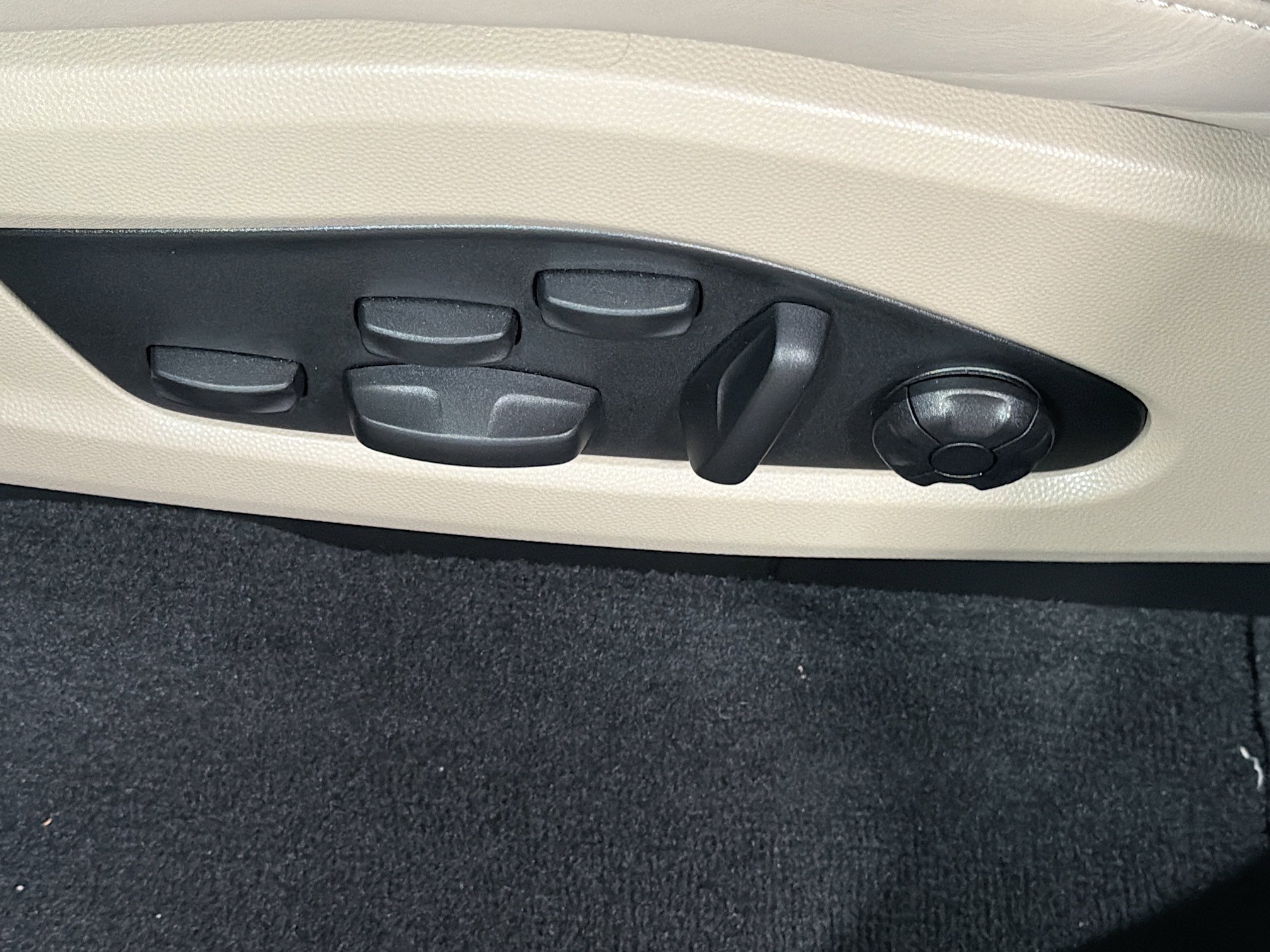 Certified 2025 Porsche Macan 4S Electric image 25