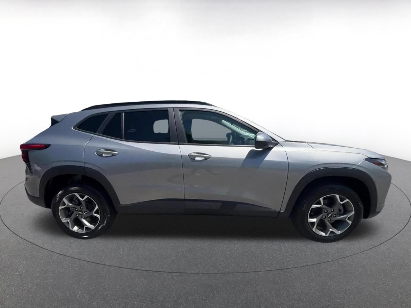 Used 2025 Chevrolet Trax LT FWD image 16