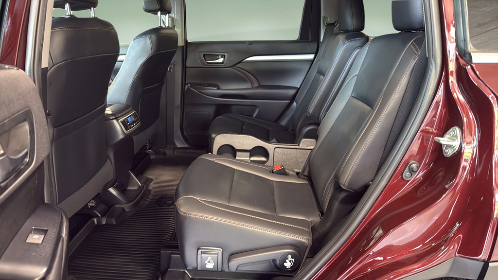 Used 2019 Toyota Highlander XLE AWD/4WD image 15