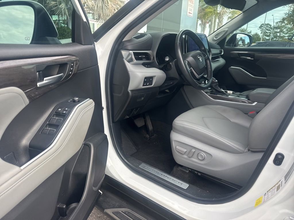 Used 2023 Toyota Highlander Limited image 5