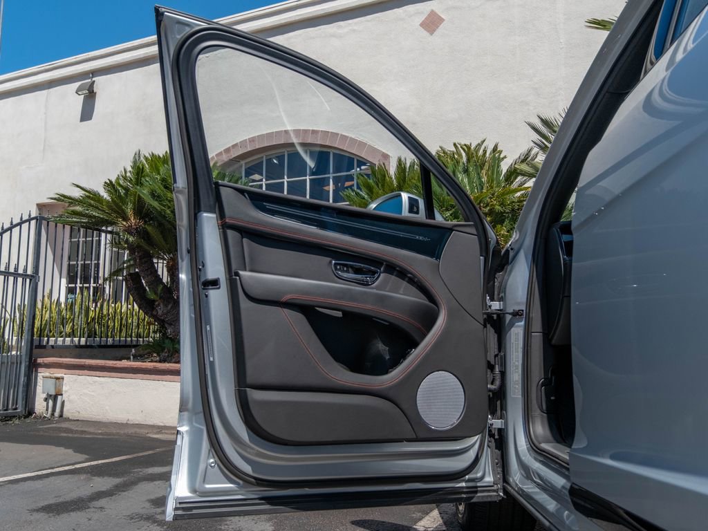 Used 2023 Bentley Bentayga Extended Wheelbase AWD/4WD image 18