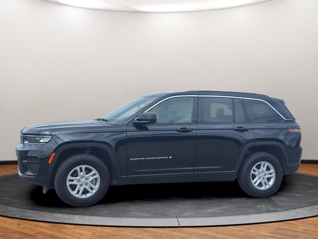 Used 2024 Jeep Grand Cherokee Laredo w/ Trailer Tow Package AWD/4WD image 14