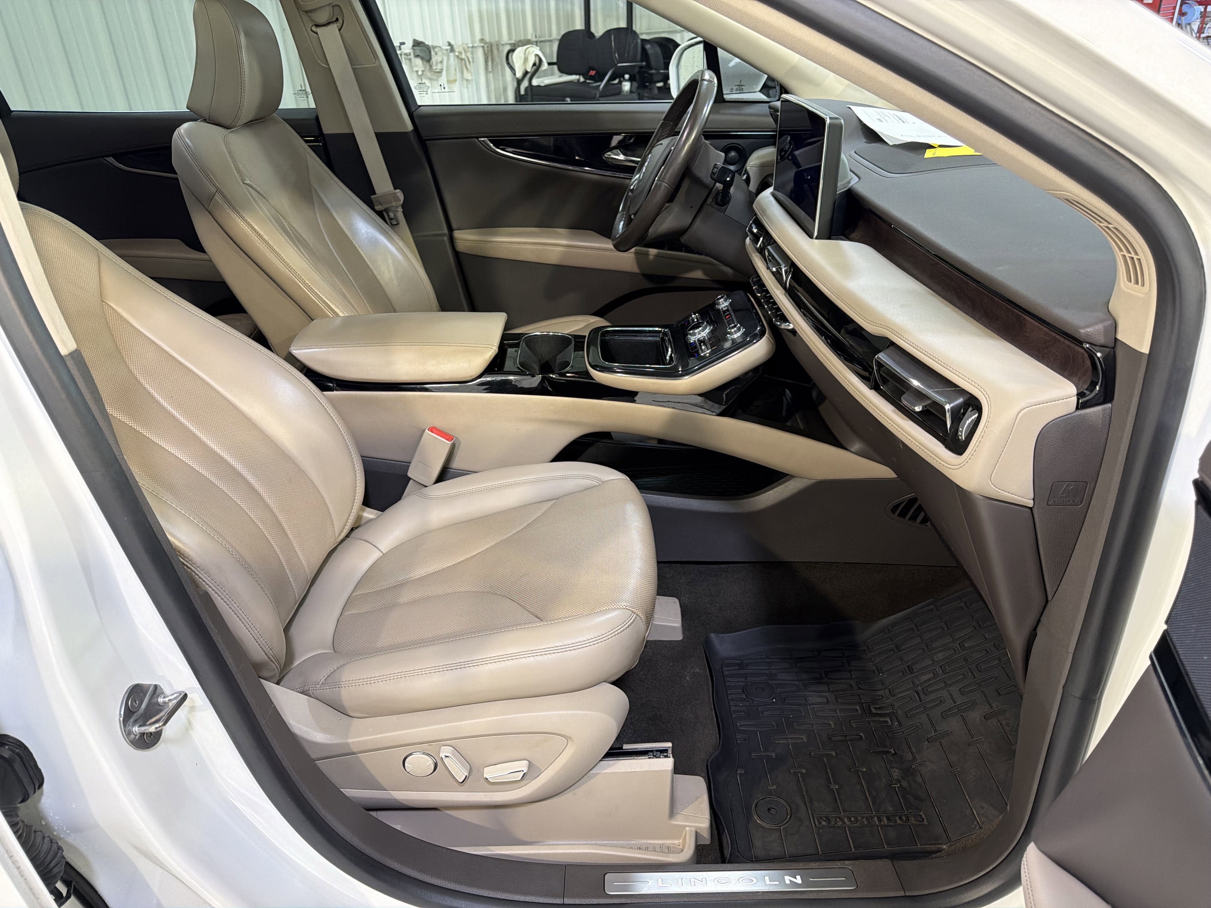 Used 2023 Lincoln Nautilus Reserve w/ Luxury Package AWD/4WD image 12