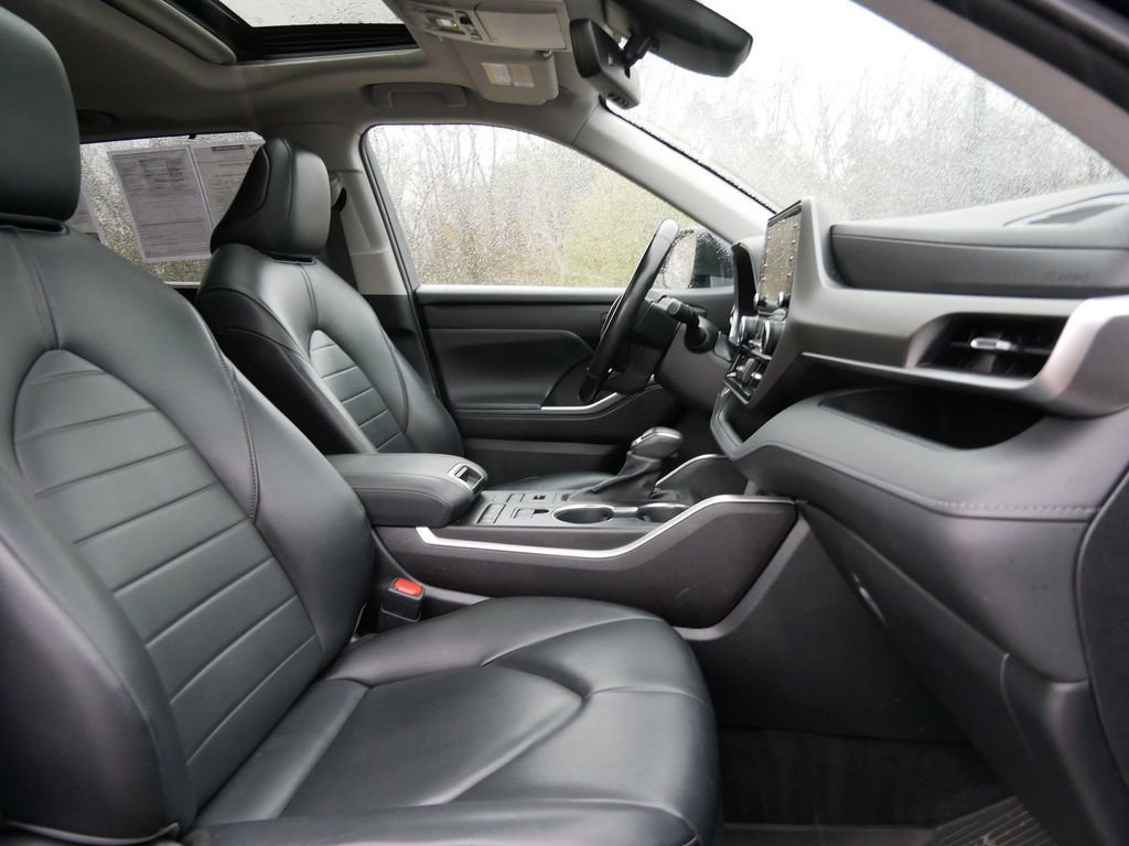 Used 2021 Toyota Highlander XLE image 24