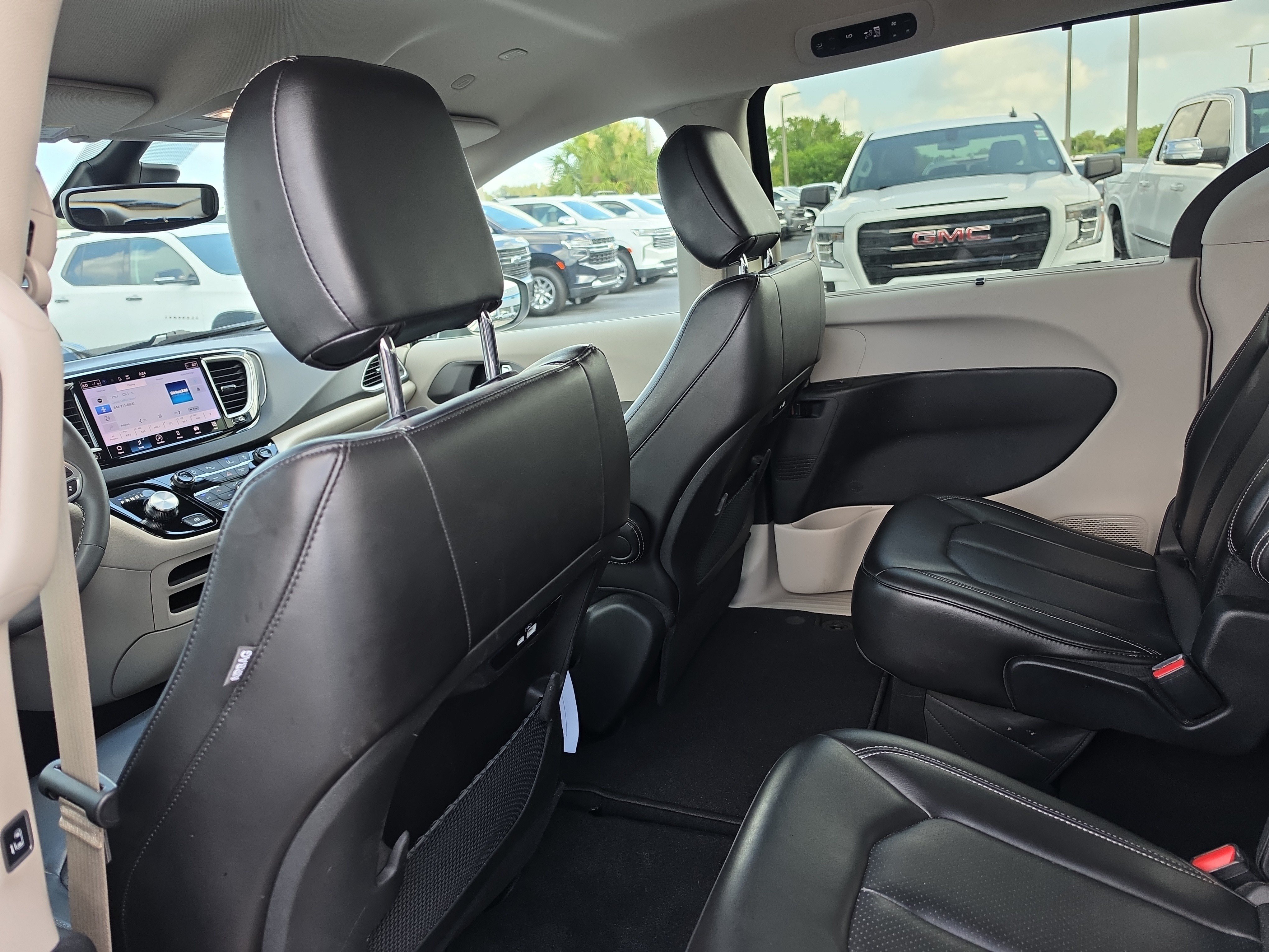 Used 2023 Chrysler Pacifica Touring-L FWD image 11