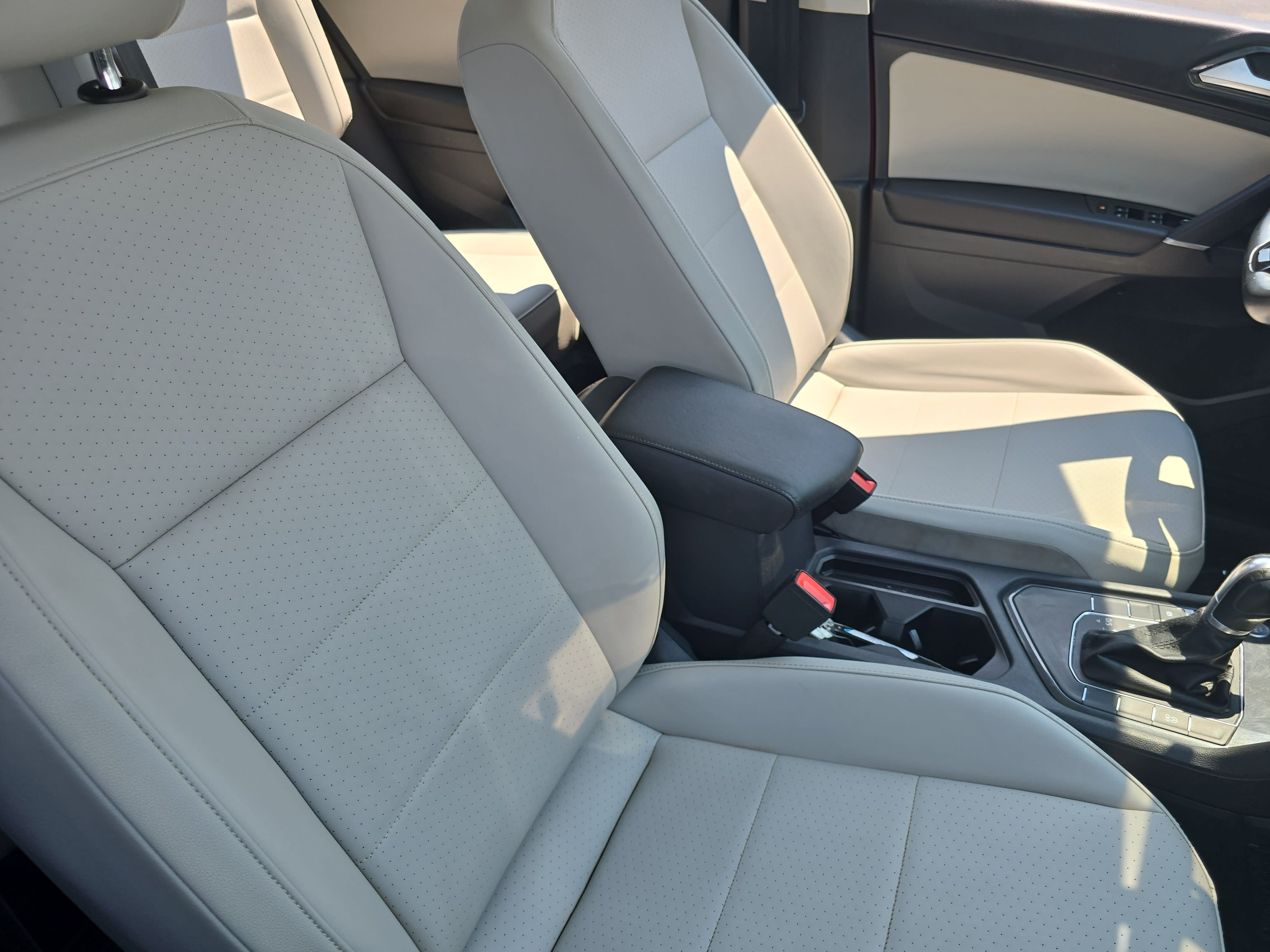 Used 2018 Volkswagen Tiguan SE w/ Panoramic Sunroof Package FWD image 10