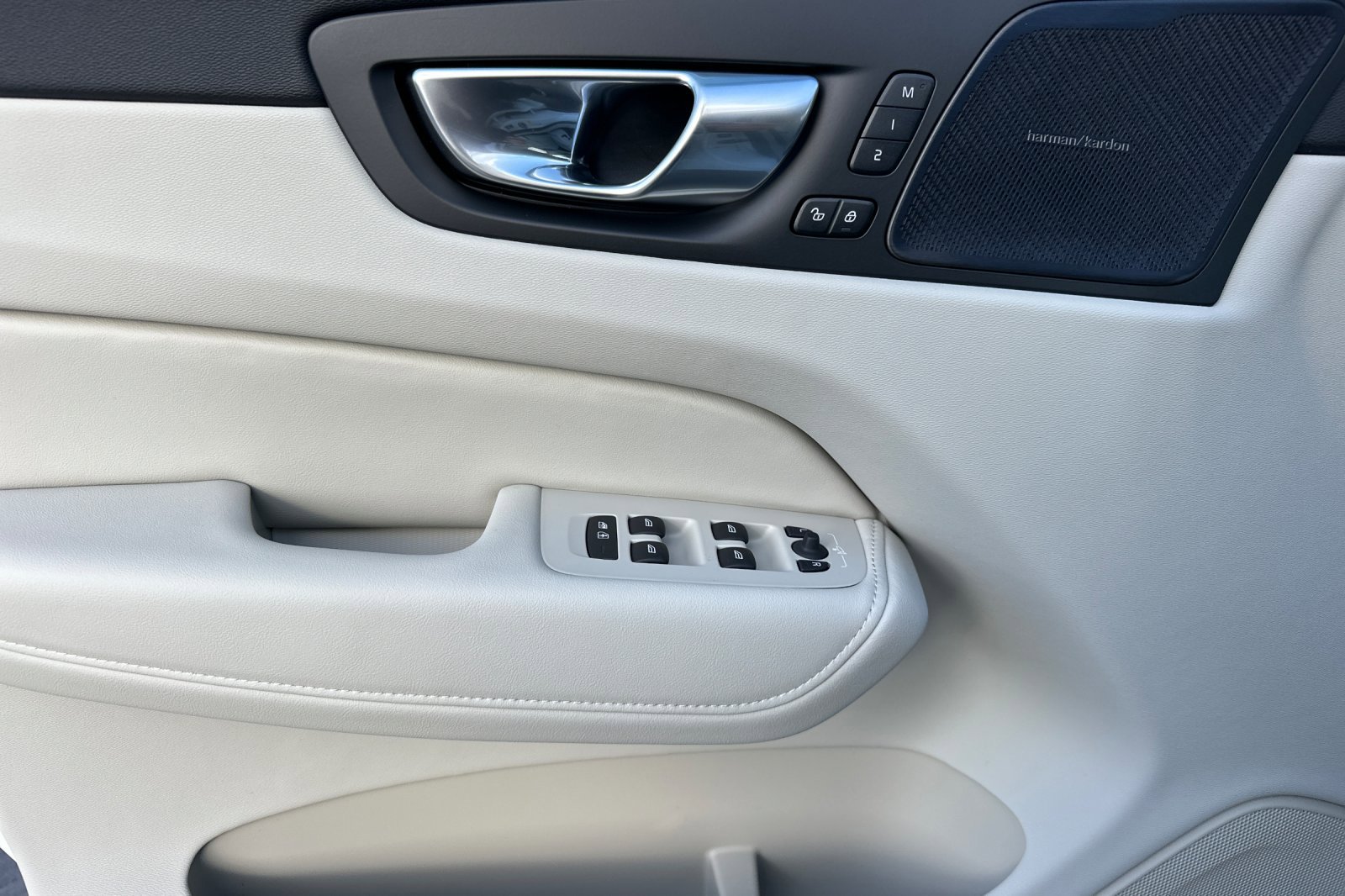 New 2026 Volvo XC60 B5 Ultra w/ Protection Package Premier image 9